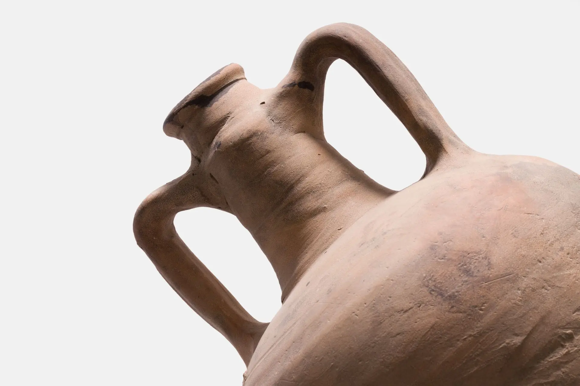 Dettagli della spalla, delle anse e del collo di un’anfora in terracotta a fondo piatto di produzione italica