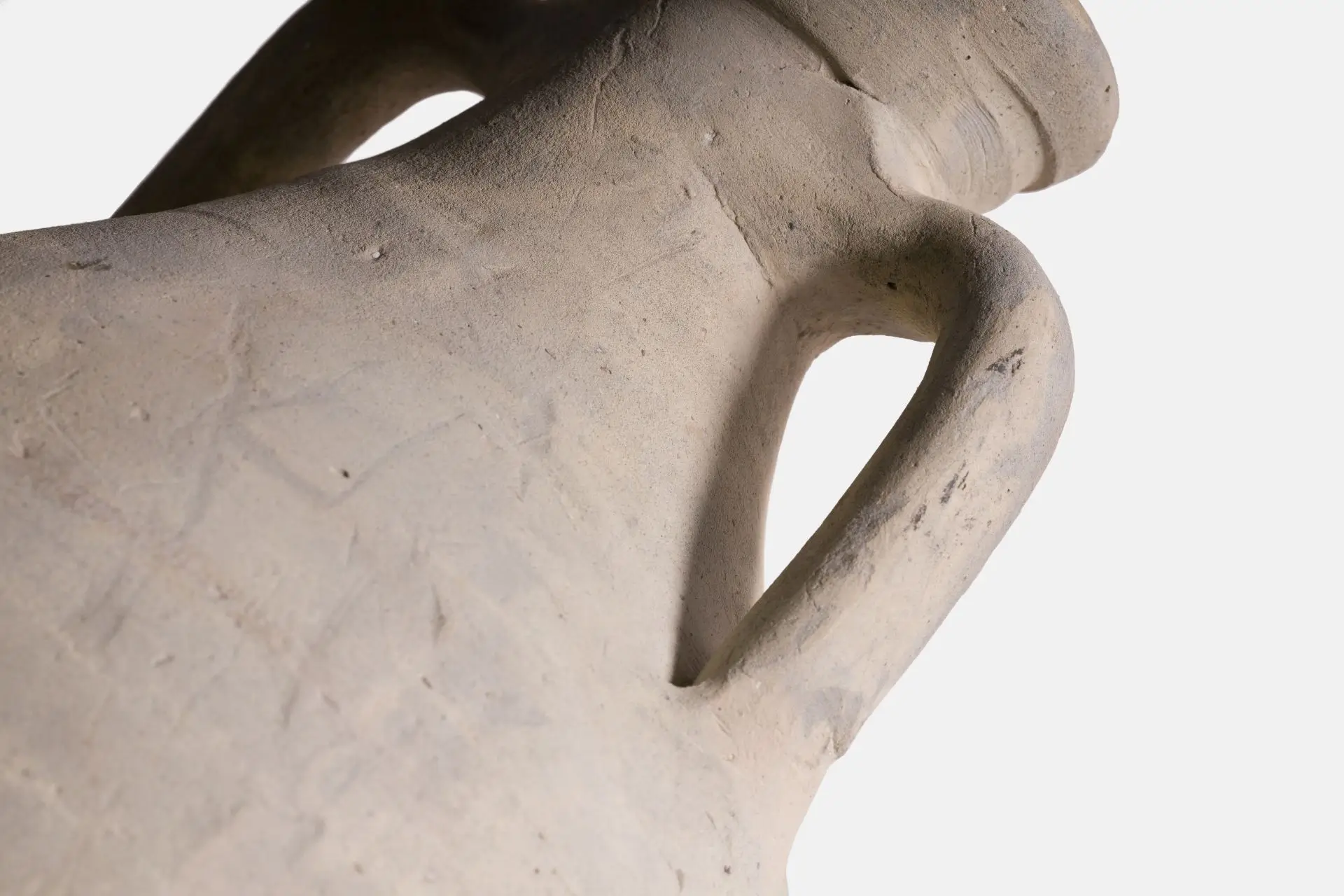 Dettaglio della spalla e di una delle due anse di un’anforetta in terracotta di produzione adriatica