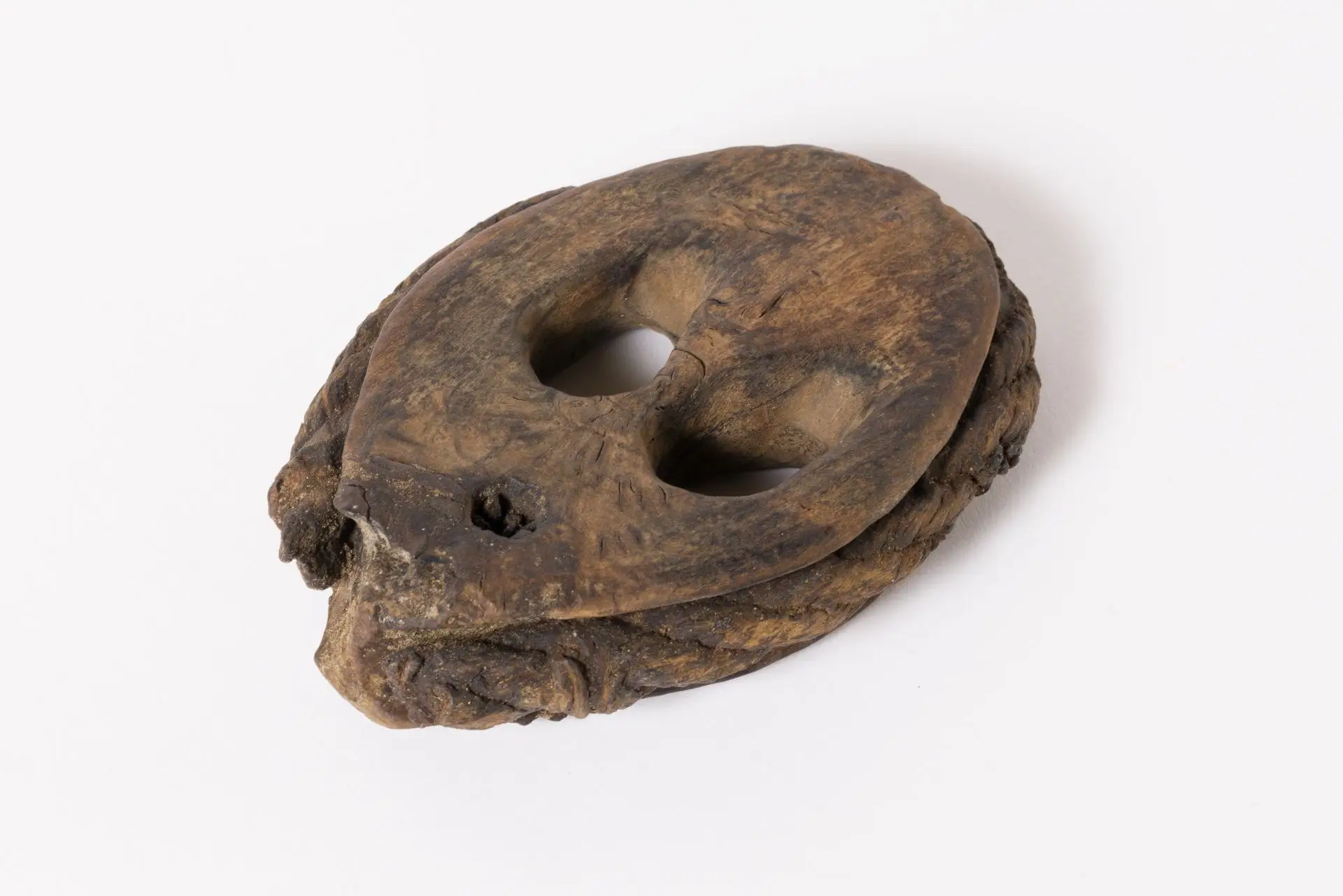 Disco di legno forato (bigotta), utilizzato nel sartiame delle imbarcazioni a vela per tendere le sartie che sostengono l'albero