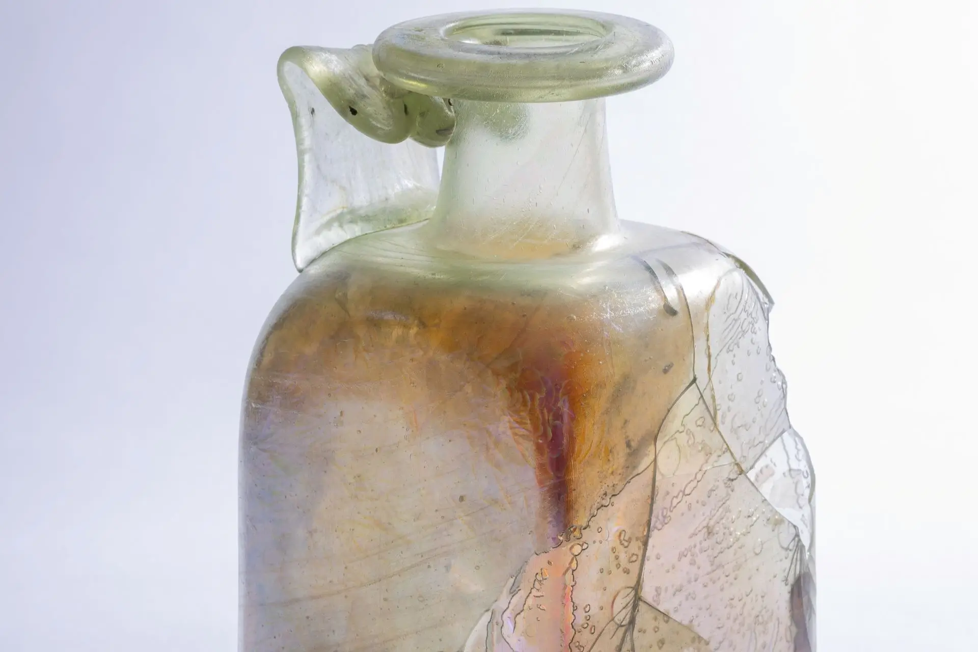 Bottiglia con corpo quadrangolare in vetro soffiato